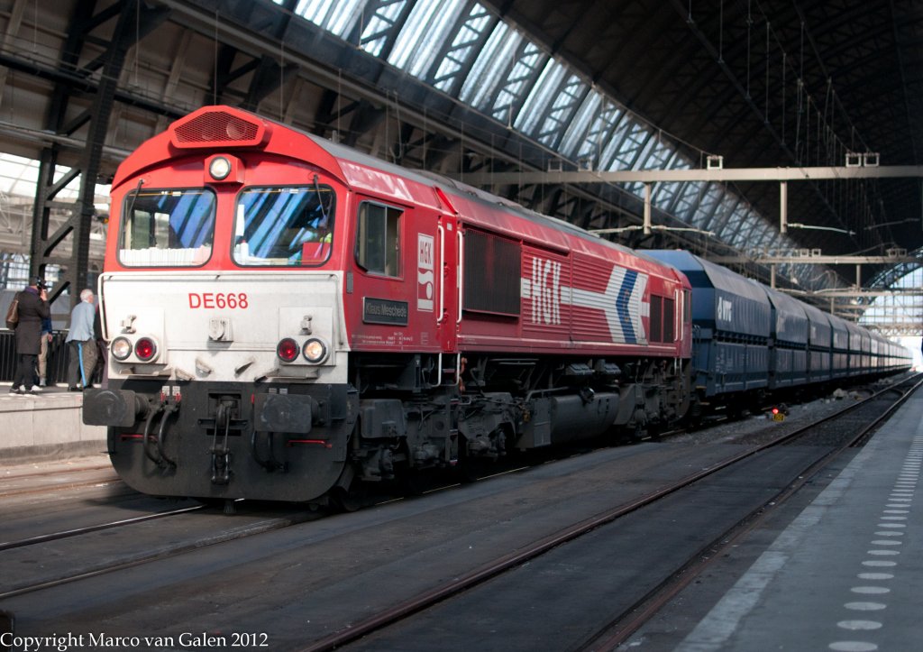 Die DE 668 (Klaus Meschede) von HGK mit blaue VTG Falns fhrt durch Amsterdam am 26 06 2012.