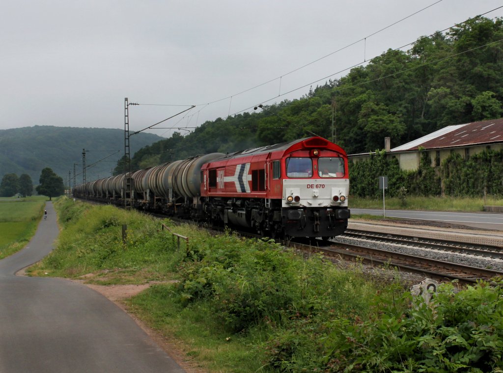 Die DE 670 mit einem Kesselwagenzug am 02.06.2012 unterwegs bei Gambach.