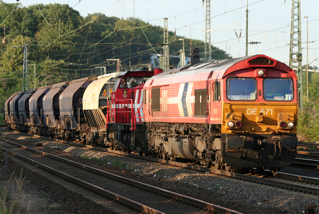 Die DE 671 und DE 75 der HGK durchfahren Kln West am 13.08.2010