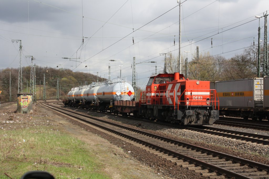 Die DE 83 der HGK bef�rdert am 01.04.10 den t�glichen  Blaus�ure-Express 
zum Godorfer Hafen.
