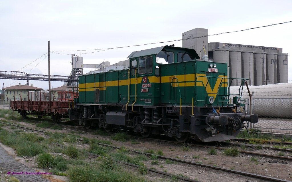 Die DE11085 ist die letztgebaute Lok der Serie DE11000.
Die dieselelektrische Mehrzwecklok wurde von ABB und Tlomsas hergestellt.
15.04.09
Bandirma
