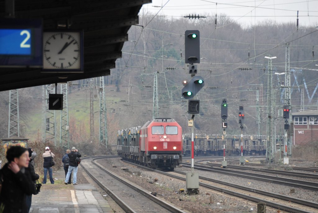 Die DE13 der HGK, hier mit einem leeren Autozug, ist immer wieder ein beliebtes Motiv fr Bahnfotografen. Aufgenommen am 11/12/2010 bei der Durchfahrt in Kln-West.