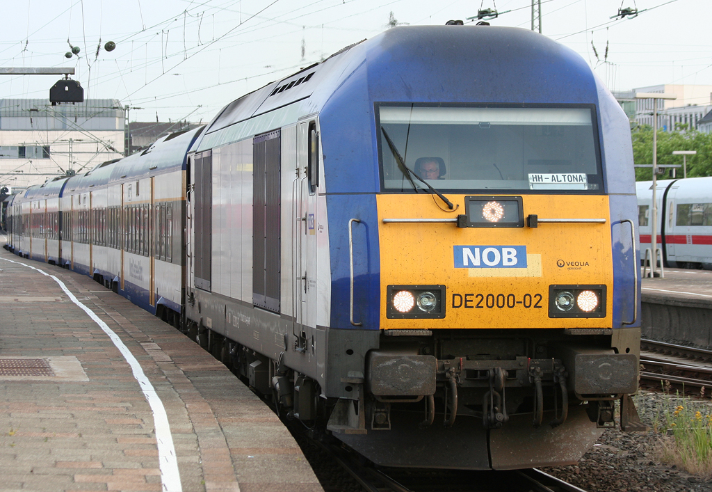 Die DE2000-02 zieht einen Zug nach Westerland am 29.06.2010 in Hamburg Altona