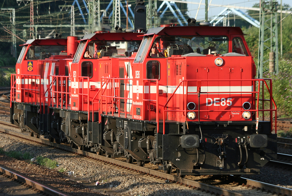 Die DE85 der HGK zieht DE73 & DE74 als Lokzug durch Kln West am 13.08.2010