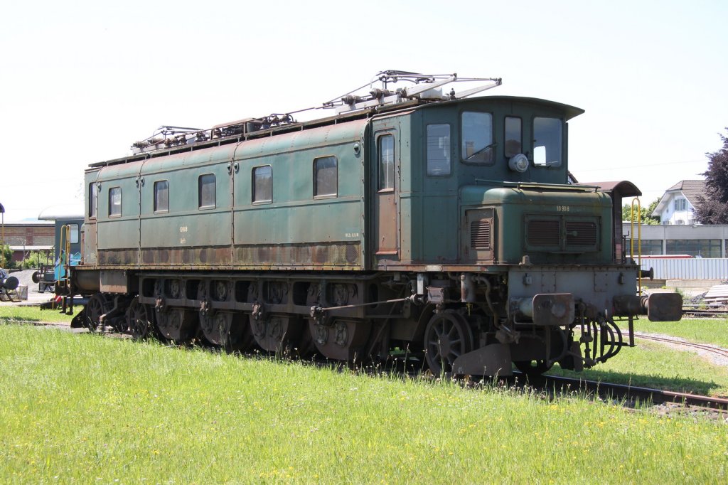 Die desolate SBB Lokomotive Ae 4/7 10908(BBC/SLM)am 16.06.13 im Locorama Romanshorn.

