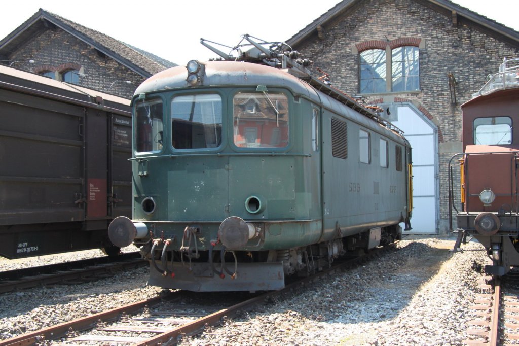 Die desolate SBB Lokomotive Re 4/4 I 10046 am 16.06.13 im Locorama Romanshorn.