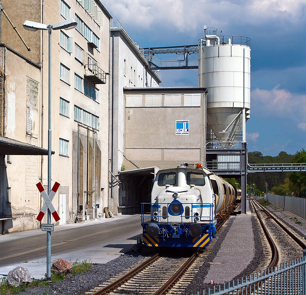 Die Deutz Dieselhydraulische Rangierlokomotive KG 230 B (Deutz 57716) der Schaefer Kalk GmbH & Co. KG, Werk Steeden, hier am 05.05.2013 in Runkel-Steeden, mit 4-achsiger Behälterwagen für staubförmige Güter mit Druckluftentleerung – Uacs, an der Verladeanlage.

Die Lok wurde 1964 bei Deutz unter der Fabriknummer 57716, für Weserport Umschlagsgesellschaft in Bremerhaven als Lok 16, gebaut. Im Jahr 1994 ging sie an DWU - Deponie-Wirtschaft und Umweltschutztechnik GmbH in Espenhain als UWE 16, im Jahr 2000 dann an Thyssen Umformtechnik + Guss GmbH, Werk Bielefeld-Brackwede, bis sie dann 2008 nach hier zu Schaefer Kalk, Werk Steeden, kam.

Technische Daten:
Typ:  KG 230 B
Spurweite: 1.435 mm (Normalspur)
Leistung: 170 kW (230 PS)
Achsanzahl:  zwei (B-dh)
Motor:  KHD A12L714
Getriebe: Voith L33y
Antriebübertragung: Der Antrieb der Achsen erfolgt über Gelenkwelle
Dienstgewicht:  32 t
Höchstgeschwindigkeit: 30 km/h
Länge über Puffer:   8.030 mm
