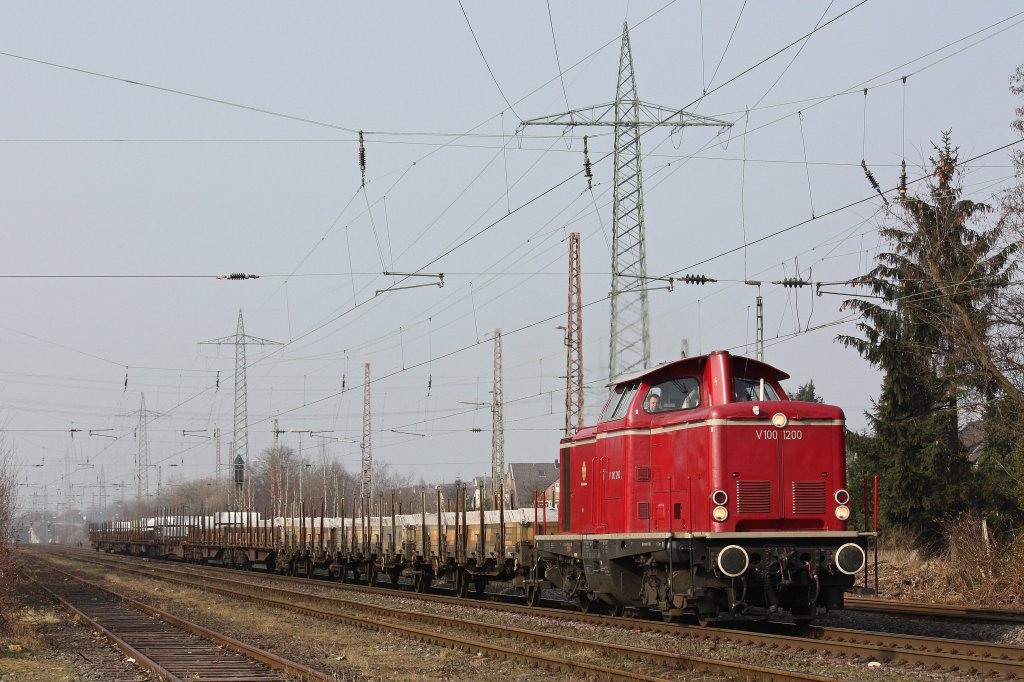 Die DGEG V100 1200 zog am 13.3.12 fr die Brohltalbahn dem Aluzug durch Ratingen-Lintorf.