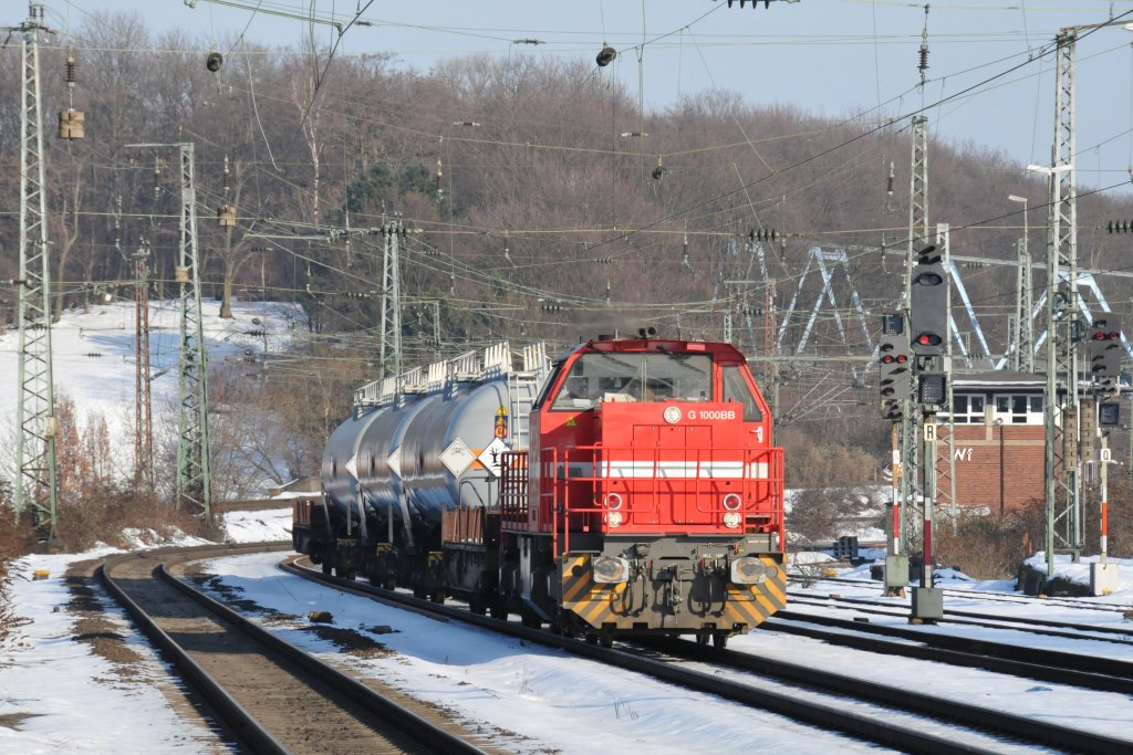 Die DH711 der HGK rollt mit einem kurzen Gterzug durch Kln-West. Aufgenommen am 04/01/20110.