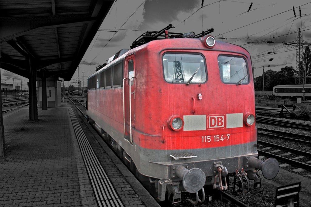 Die Dienst lteste Lokomotive der DB (seit: 20.Feb.1957). Die BR 115 154-7 mit Einfachlampen in Basel Bad Bf.