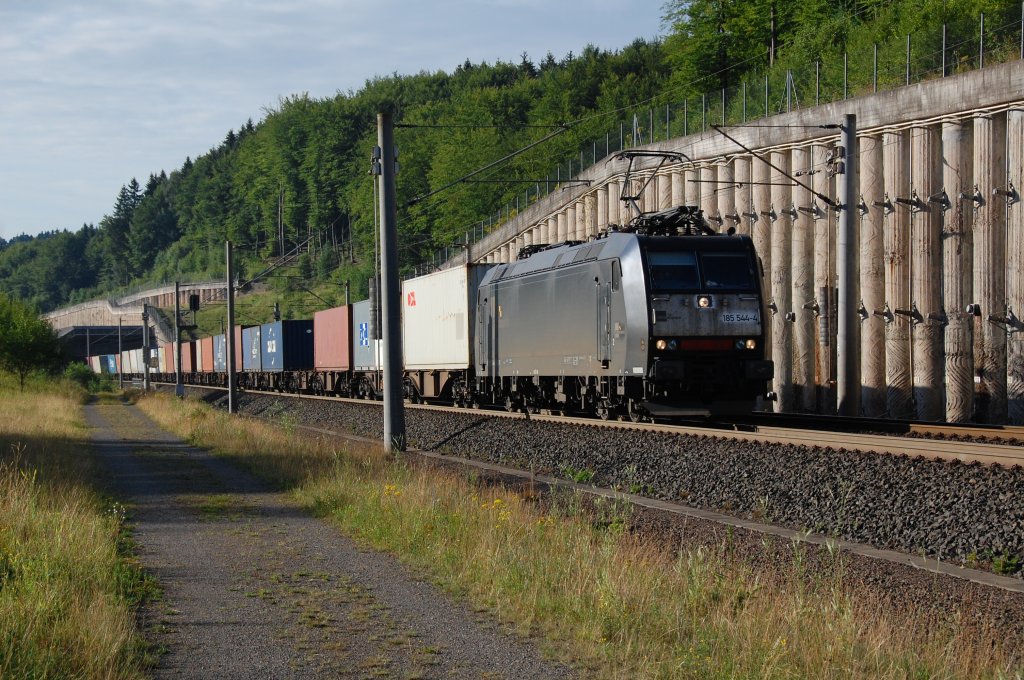 Die in Diensten von Boxxpress stehende 185 544-4 am 04.08.2012 mit einem Umleitercontainerzug bei Willebadessen.