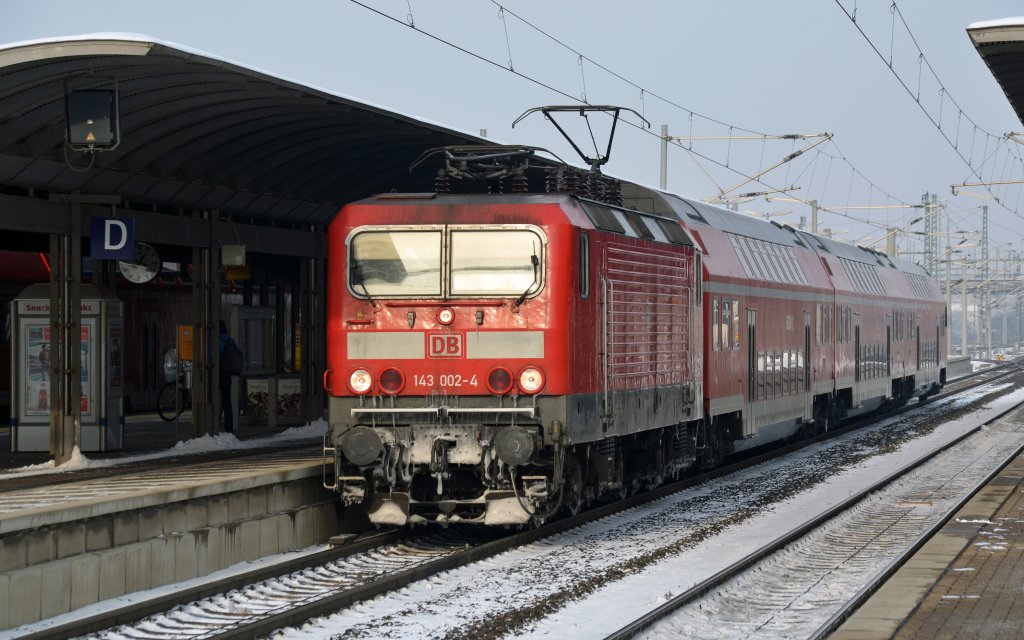 Die dienstlteste Lok der BR 143, 143 002, war am 29.01.12 mit einer RB aus Wittenberg in Bitterfeld angekommen. Nach kurzem Aufenthalt ging die Fahrt weiter nach Leipzig.