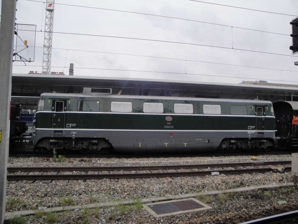 Die Diesellok 2050.02 steht auf Gleis 6 im Bahnhof Wien Meidling, sieh ist zusammen mit einer BR 52 auf der Fahrt nach Puchberg/Schneeberg