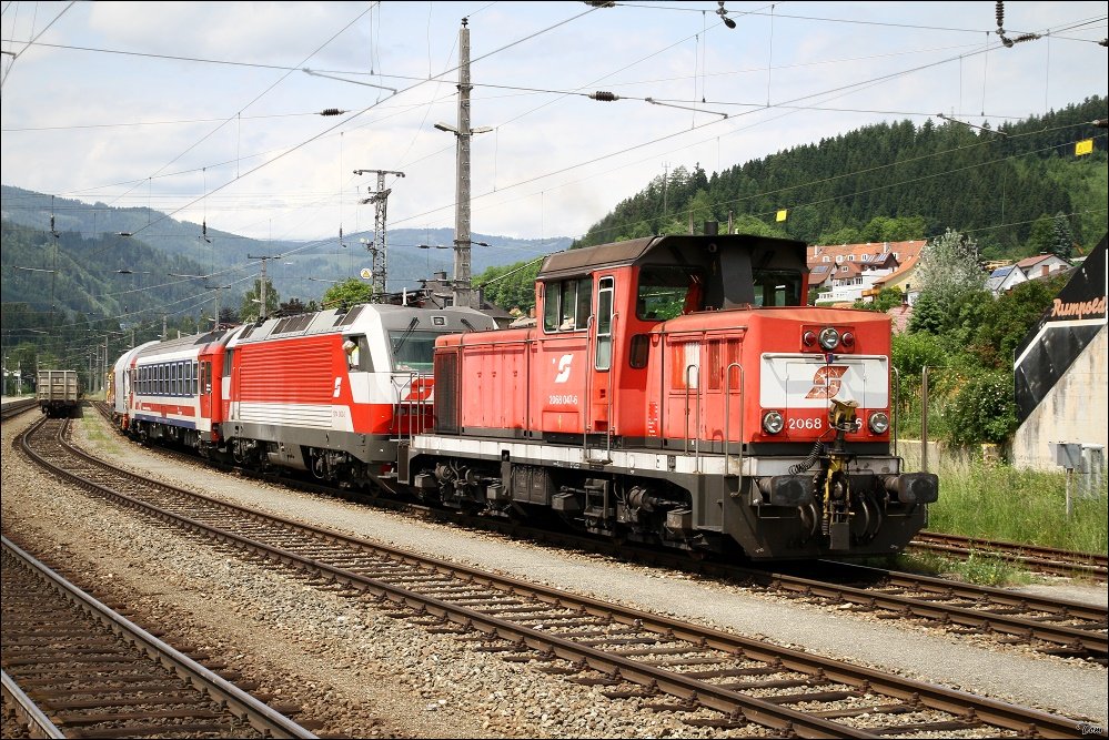 Die Diesellok 2068 047 zieht den Messzug mit den beiden 1014 (003 + 014) zum beladen des Shimmns, in das Firmengelnde der Fa. Wuppermann. Bahnhof Judenburg 7.6.2010