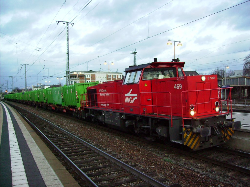 Die Diesellok 469 der AVG hat am 04.01.2012 den Karlsruher Mllzug am Haken als sie im Bahnhof von Bruchsal auf ihre Weiterfahrt wartet.