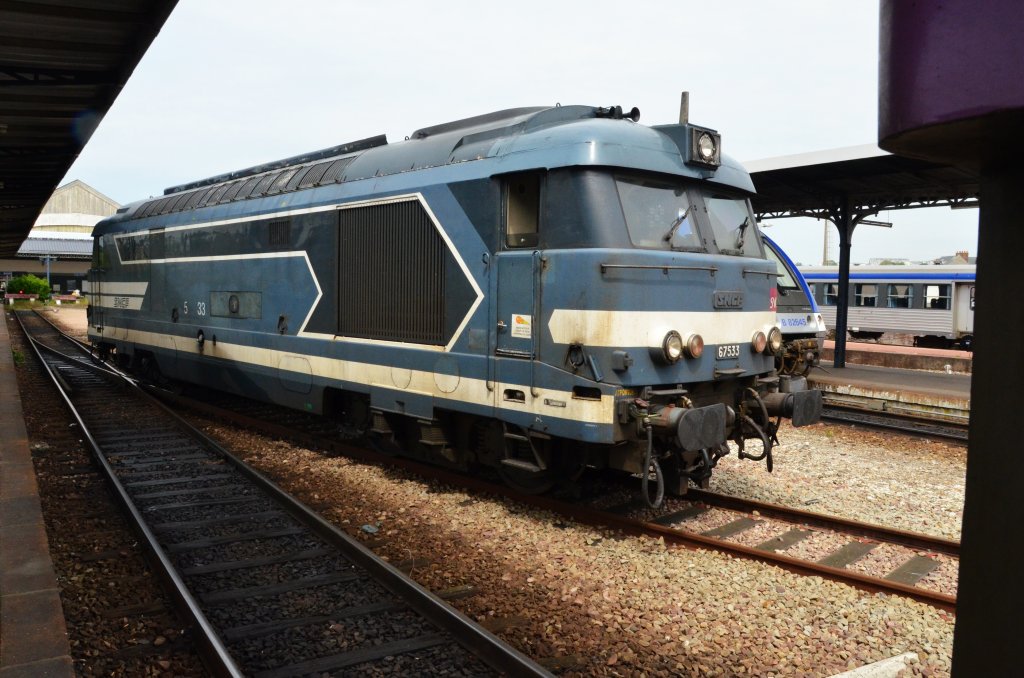 Die Diesellok BB67533 von SNCF ist abgekoppelt und rangiert ans andere Ende um. Gesehen am 25.05.2013 in Dieppe/Frankreich.