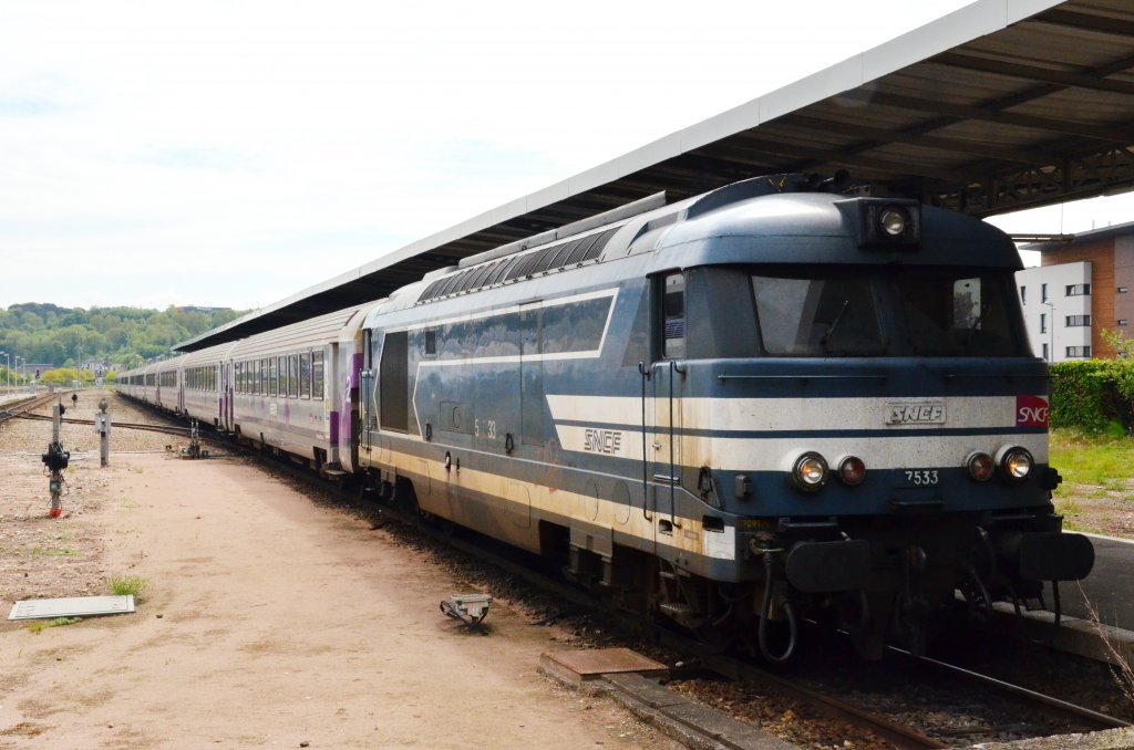 Die Diesellok BB67533 von SNCF wird abgekoppelt um ans andere Ende zu gelangen. Gesehen am 25.05.2013 in Dieppe/Frankreich. 