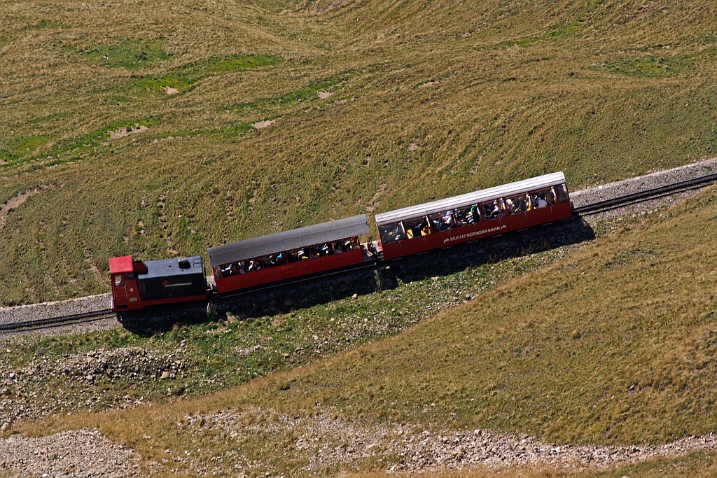 Die Diesellok BRB 9 schieb den Zug am 01.10.2011 zum Brienzer Rothorn hinauf,  hier kurz vor der Schnegg Galerie.