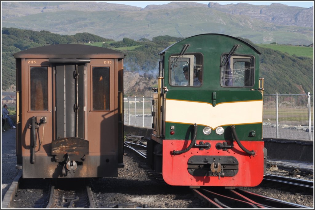 Die Diesellok  Criccieth Castle  wird an den Zugschluss des eingefahrenen Dampfzuges ankuppeln und diesen vom Cob (Damm �ber die Meerenge) an den Bahnsteig von Porthemadog ziehen. (05.09.2012)