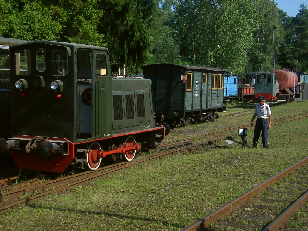 Die Diesellok macht sich in Rauden (Rudy) im Sommer 2012 auf, Anhnger mit Ausflugswaggongs anzukuppeln. Der Lokfhrer und in Personalunion Weichensteller bereitet alles vor.
