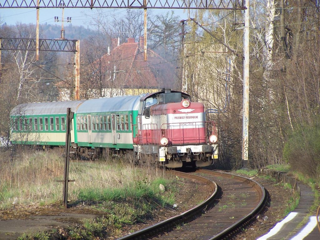 Die Diesellok SU42 502 erreicht soeben den Bahnhof Cieplice (Bad Warmbrunn) am 24/04/10.