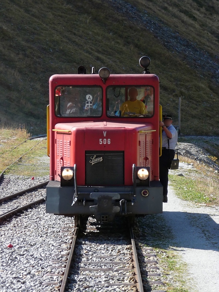 Die Diesellok V 506 fhrt zur Schubuntersttzung an den Zug (Muttbach, 2.10.11)