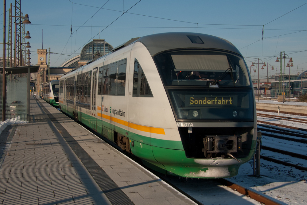 Die Dieseltriebwagen 642 302 und 642 307 der Vogtlandbahn stehen im Dresdner Hauptbahnhof. 08.12.2012