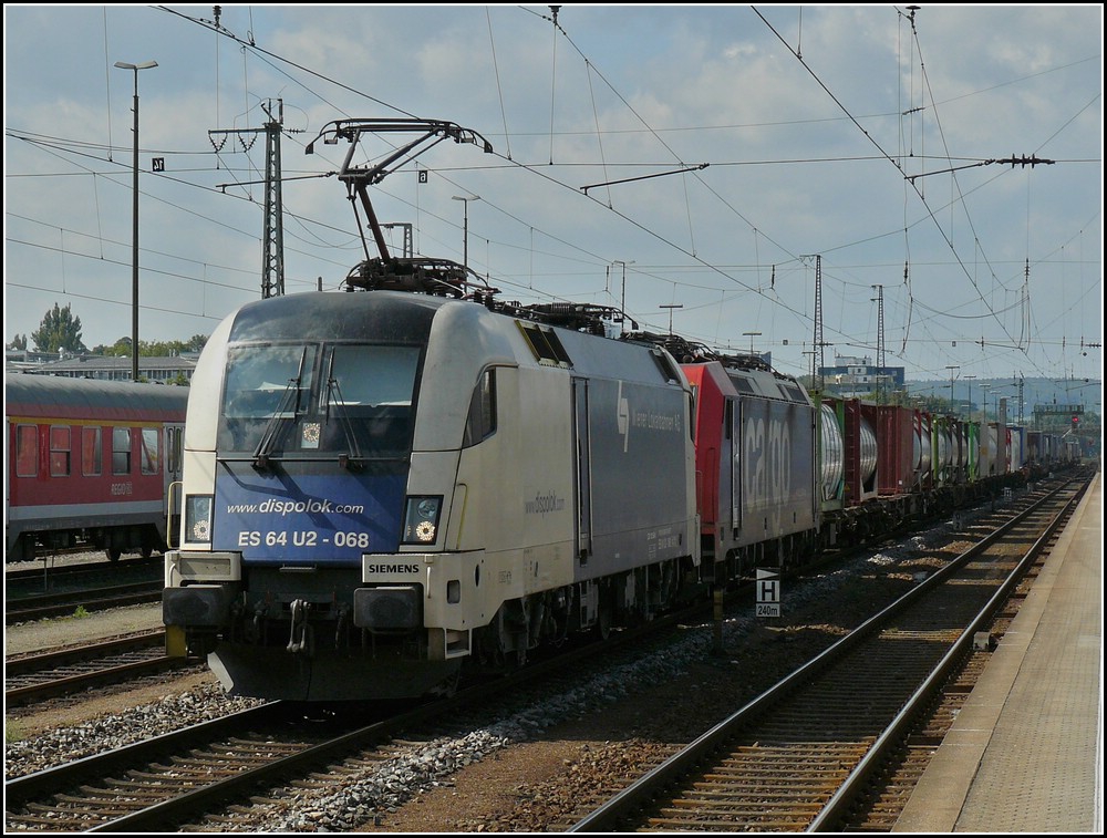 Die Dispolok ES 64 U2-068 zieht die SBBCargo 482 037-9 sowie eine Gterzug durch den Bahnhof von Regensburg. (Hans)