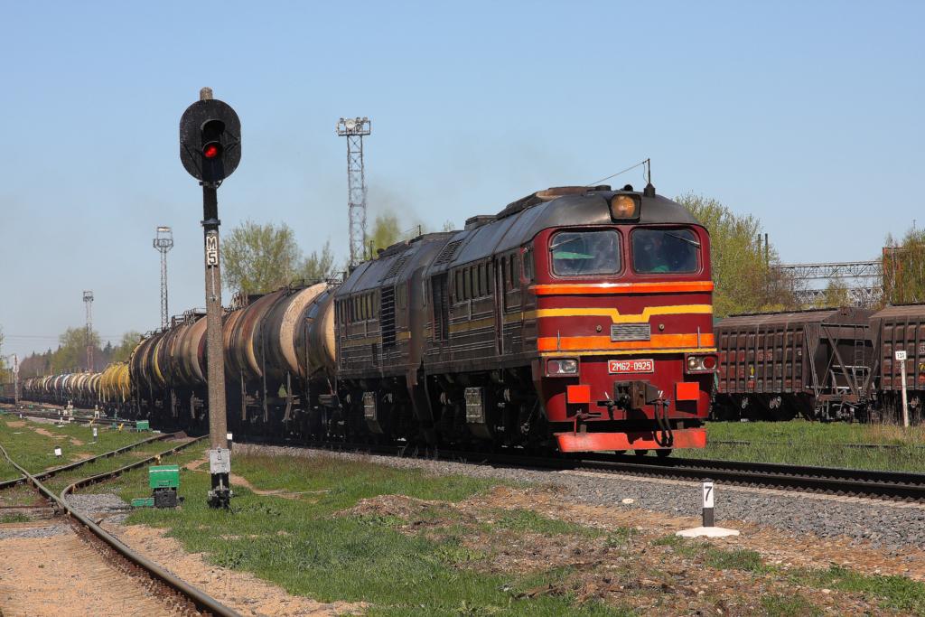 Die Doppel Taiga Trommel 2M62-0925 wartet vor einem leeren Tankzug
im Bahnhof Jekabpils am 1.5.2012 auf Ausfahrt in Richtung Daugavpils.