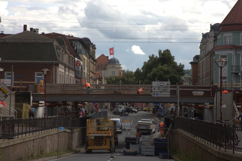 Die Doppel-Trger fr die Brcke der neuen S-Bahntrasse in Radebeul West sind einghngt. 17.07.2012  17:01 Uhr  Bahnhofsstrae