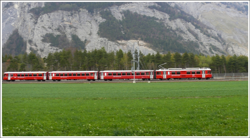 Die Doppelspurstrecke mit Dreischienengleis zwischen Chur und Domat/Ems bietet einiges an Abwechslung. Hier zu sehen ist die S2 1562 bei Felsberg. (21.04.2010)