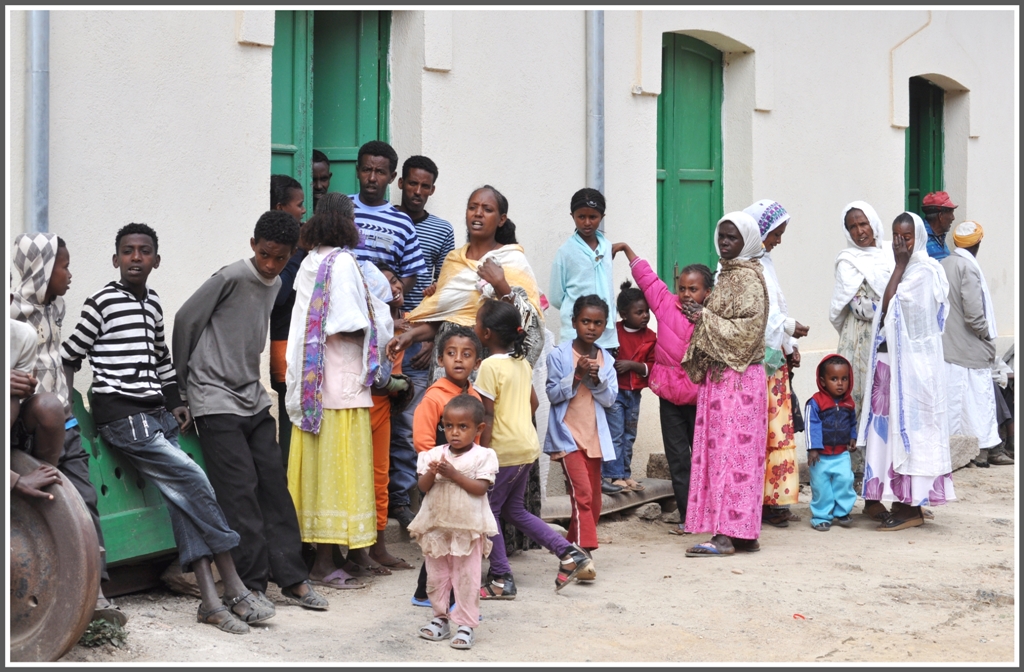 Die Dorfbev�lkerung von Arbaroba hat sich f�r die Fahrt mit der Eisenbahn herausgeputzt und wartet am Bahnhof auf die Ankunft des Zuges. (02.02.2012)