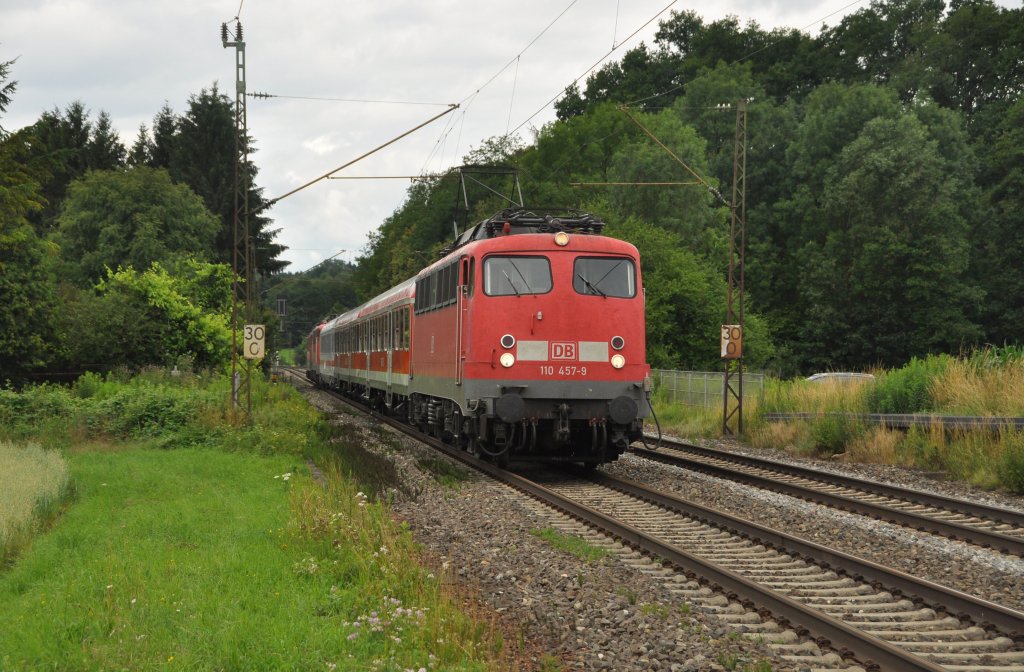 Die Dortmunder 110 457 zieht den PBZ 2461 nach Mnchen-Pasing.Aufgenommen bei Ebersbach/Fils am 23.6.2011