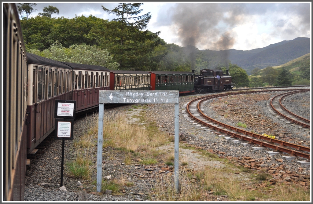 Die Double Fairlie Lok  Merddin Emrys  zieht ihren Zug ohne Halt durch Dduallt, wo die offene Kehre (hnlich wie Brusio bei RhB) beginnt. (14.08.2011)