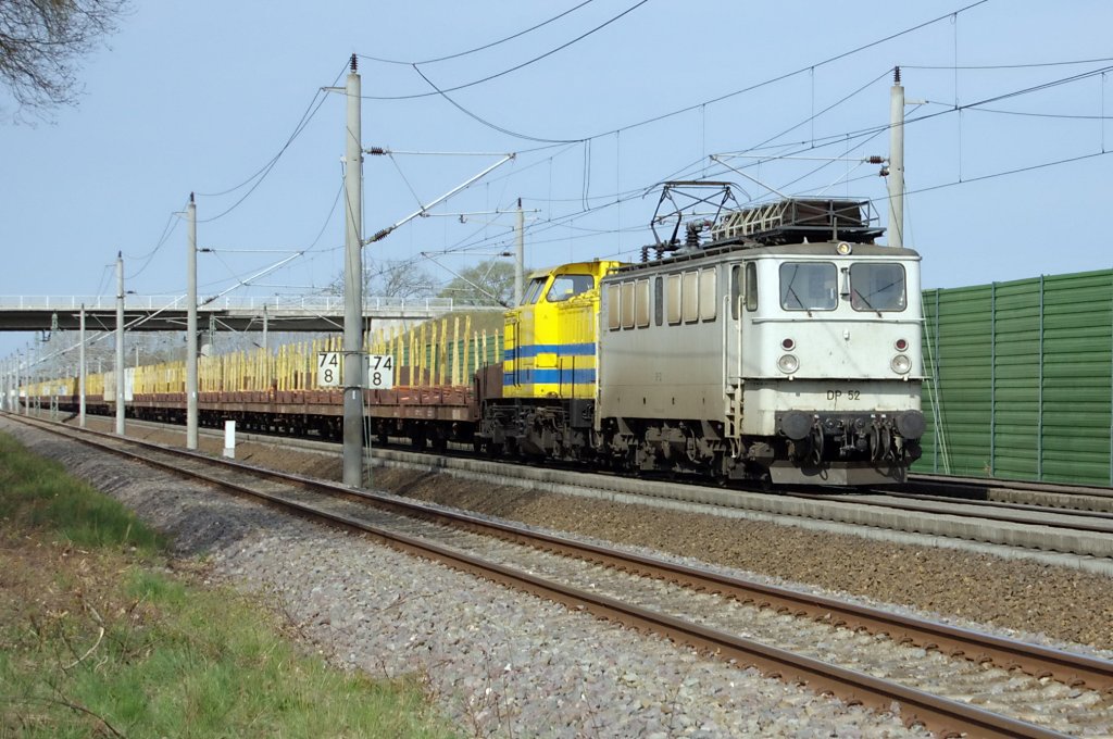 Die DP 52 (142 134-6) der Deutsche Privatbahn GmbH & Energie Rail mit einen leeren Holzzug zwischen Growudicke und Rathenow. Als Wagenlok war die Lok 16 (202 494-1) der Kube Con mit unterwegs. 20.04.2010