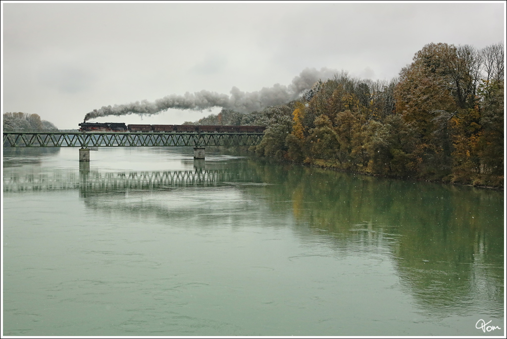 Die DR 41 018 (DB 042 018-2) fhrt als Fotozug, mit dem umgeleiteten SGAG 48483 ber die Grenzbrcke zwischen Braunau und Simbach. 
28.10.2012