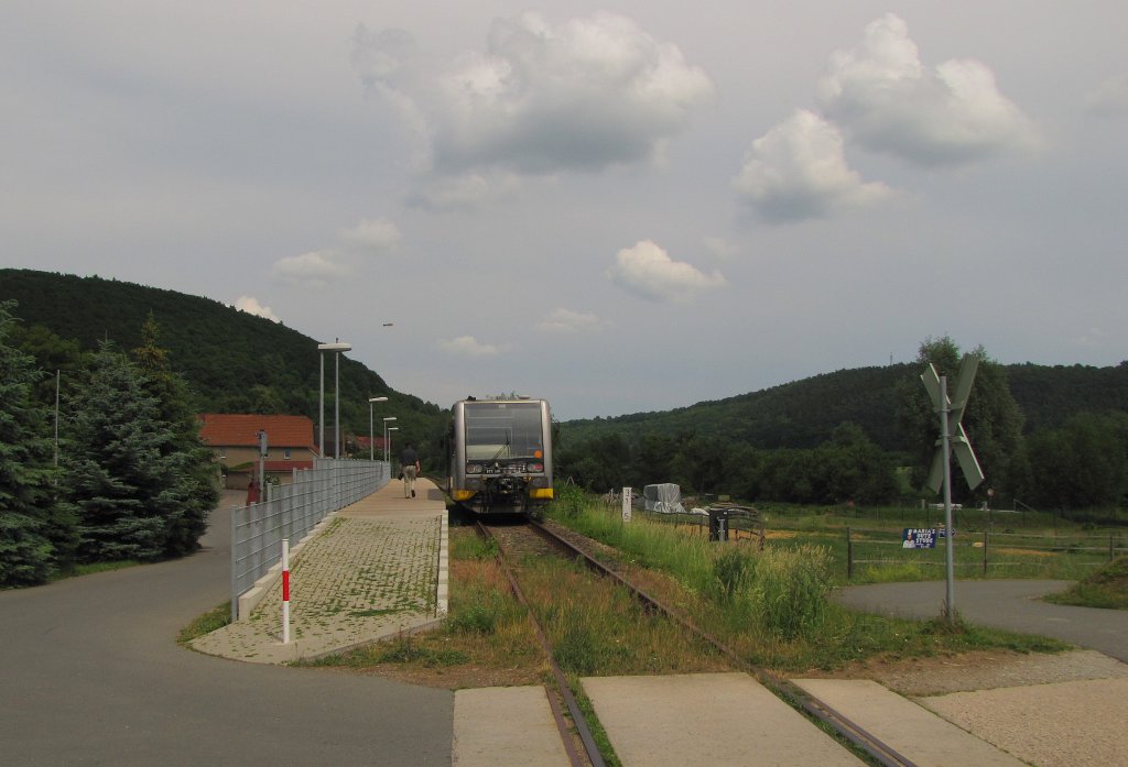 Die DRE hat gemeinsam mit der IG Unstrutbahn e.V. den Hp Wangen (Unstrut) errichtet. So besteht die Mglichkeit mit den Zgen der Burgenlandbahn von Nebra weiter bis nach Wangen zu fahren, wo man dann die  Arche Nebra  besuchen kann; 06.06.2011 