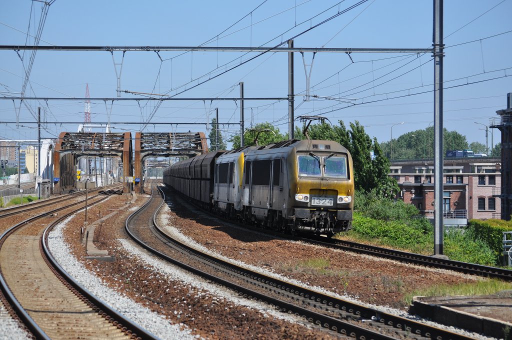 Die dreckige 1324, und eine saubere Schwester, fahren mit einem Kohlezug durch Antwerpen-Dam. Aufgenommen am 03.06.2011