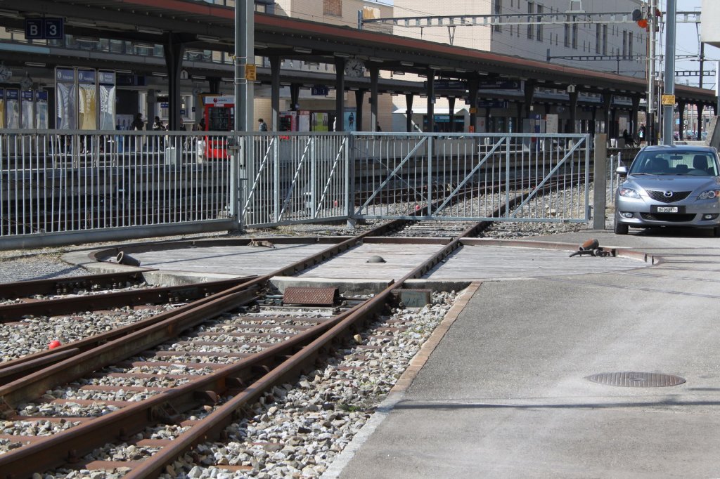 Die Drehscheibe vor der 5 st�ndigen Lokremise(1856)in Uster/ZH.Links der Bahnhof von Uster.22.03.11


