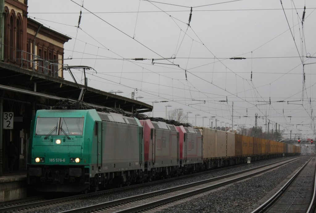 Die drei Crossrail Maschinen 185 576-6 , 185 597-2 und die 185 594-9 fuhren am 12.12.2010 mit einem KLV-Zug durch Dren.