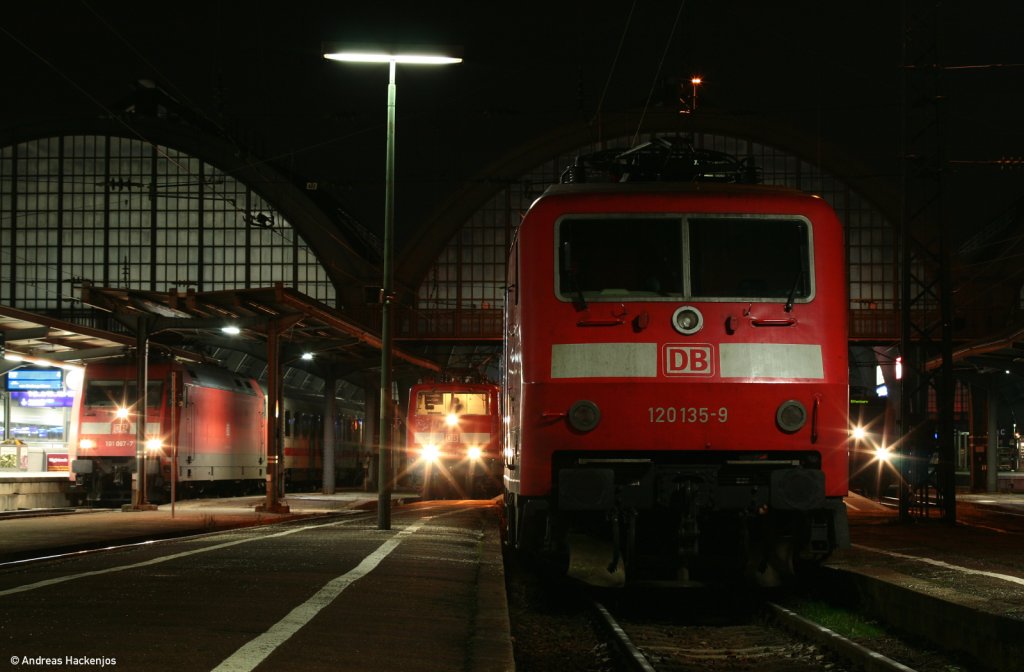 Die drei vom Fernverkehr: Von rechts 120 135-9, dann 181 204-9 mit dem IC 360 (Mnchen Hbf-Strabourg) und ganz links 101 067-7 mit dem IC 2375 (Hamburg-Altona-Karlsruhe Hbf) in Karlsruhe Hbf 20.1.11