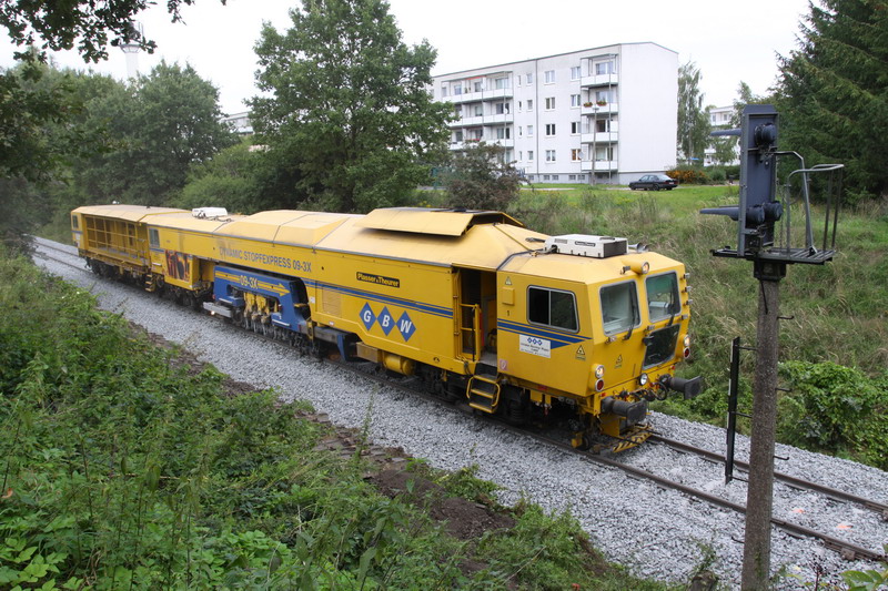 Die Dreischwellenstopfmaschine der GBW ist in Hagenow im Einsatz. 08.09.2010