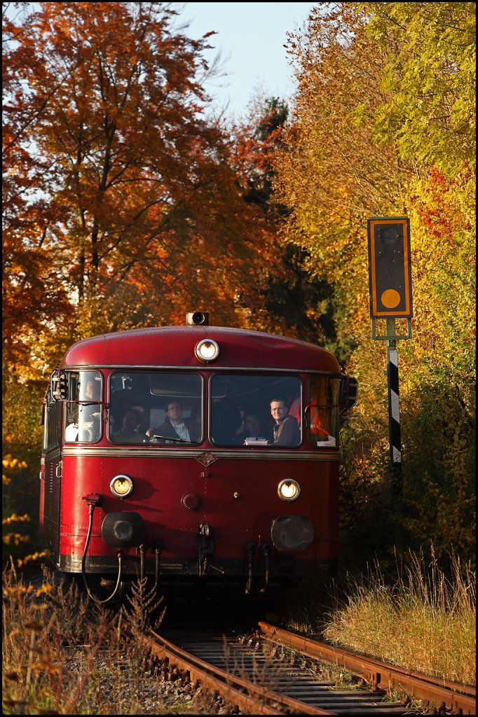 Die dreiteilige Schienenbusgarnitur erreicht von Menden(Sauerland) komment den Endbahnhof Hemer. (31.10.2010)