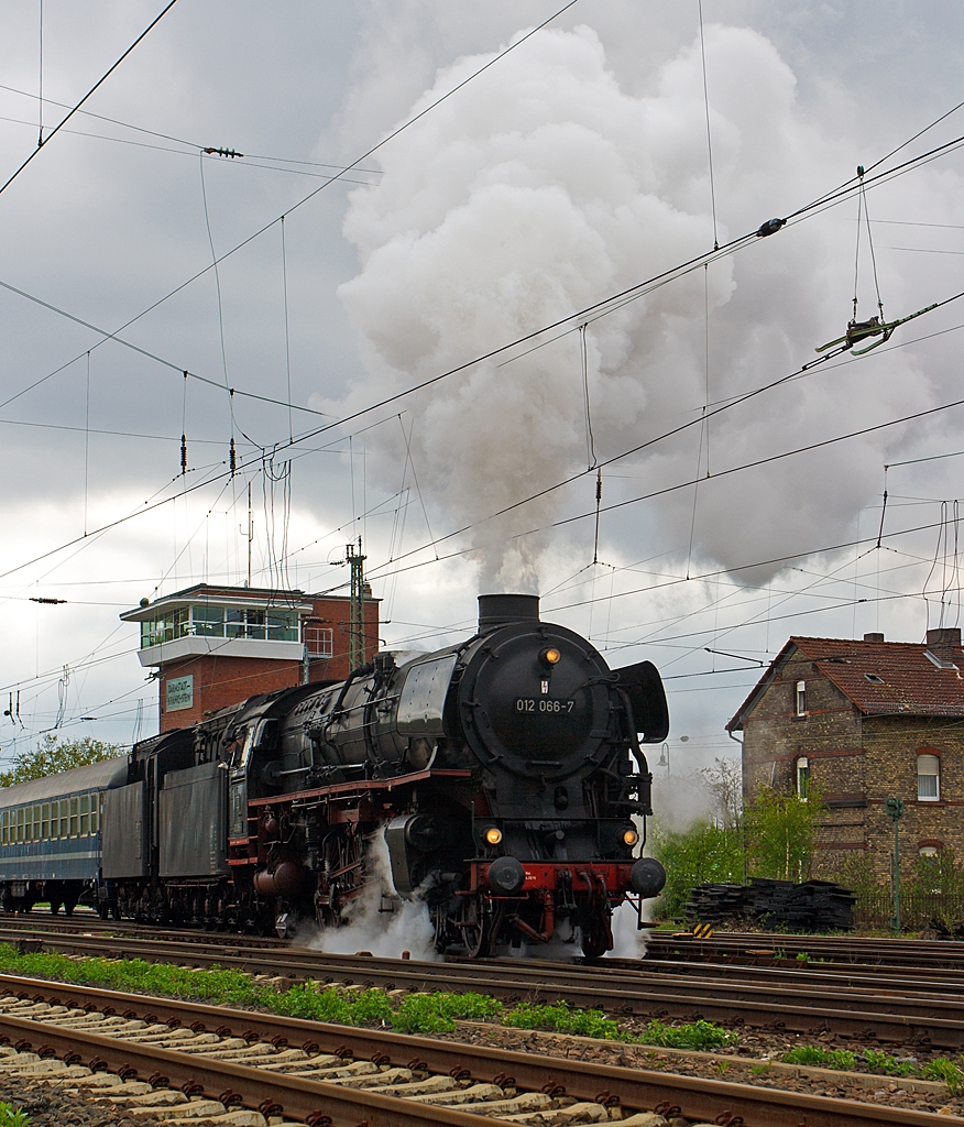 Die Dreizylinder-Schnellzuglok 012 066-7 (01 1066) der UEF (Ulmer Eisenbahnfreunde) setzt am 28.04.2013 unseren Sonderzug in Darmstadt-Kranichstein aufs andere Gleis um.

Die 01 1066 wurde im Jahr 1940 von der BMAG (vormals L. Schwartzkopff) an die Deutsche Reichsbahn ausgeliefert. Urspr�nglich hatte die Lok eine Stromlinienverkleidung, die aber nach dem Ende des 2. Weltkriegs entfernt wurde. 
Im Jahr 1954 bekam die 011066 einen neuen Hochleistungskessel, 1957 eine �lhauptfeuerung. Am 31. Mai 1975 absolvierte die Lok ihre letzte planm��ige Fahrt bei der DB.

Technische Daten der 012 066-7
Bauart:  2'C1'h3
Treib- und Kuppelraddurchmesser:  2.000 mm
Leistung :  2470 PS
H�chstgeschwindigkeit:  140 km/h
L�nge �ber Puffer:  24.130 mm
Gewicht dienstbereite Lok:  111.6 t (ohne Tender)
