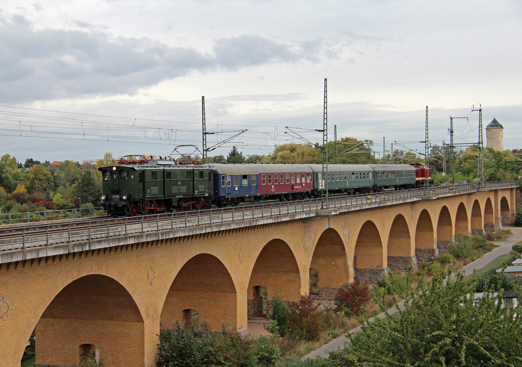 Die in Dresden beheimatete E77 10 erhlt in den nchsten Wochen im Dampflokwerk Meiningen eine Fahrwerksuntersuchung um anschlieend wieder fr Sonderfahrten zur Verfgung zu stehen. Die Fahrt dorthin wurde nochmals als Werkstattfahrt mit einem Sonderzug genutzt, der bis zum bergabebahnhof Eisenach die Lok begleitete. Hier ist er am Morgen des 04.10.2012 auf dem Viadukt in Leipzig Wahren zu sehen.