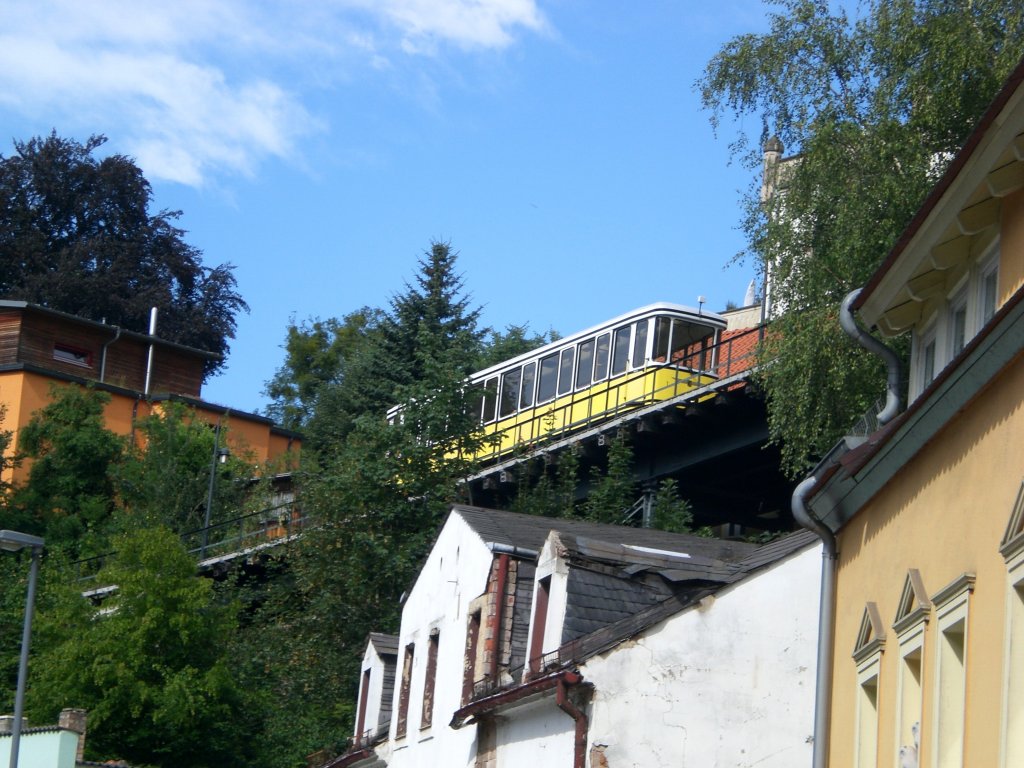 Die Dresdner Standseilbahn verbindet die Stationen Blasewitz Krnerplatz und Weier Hirsch Luisenhof. Hier ist die Bahn auf der Hlfte der Strecke zu sehen.(24.7.2011)