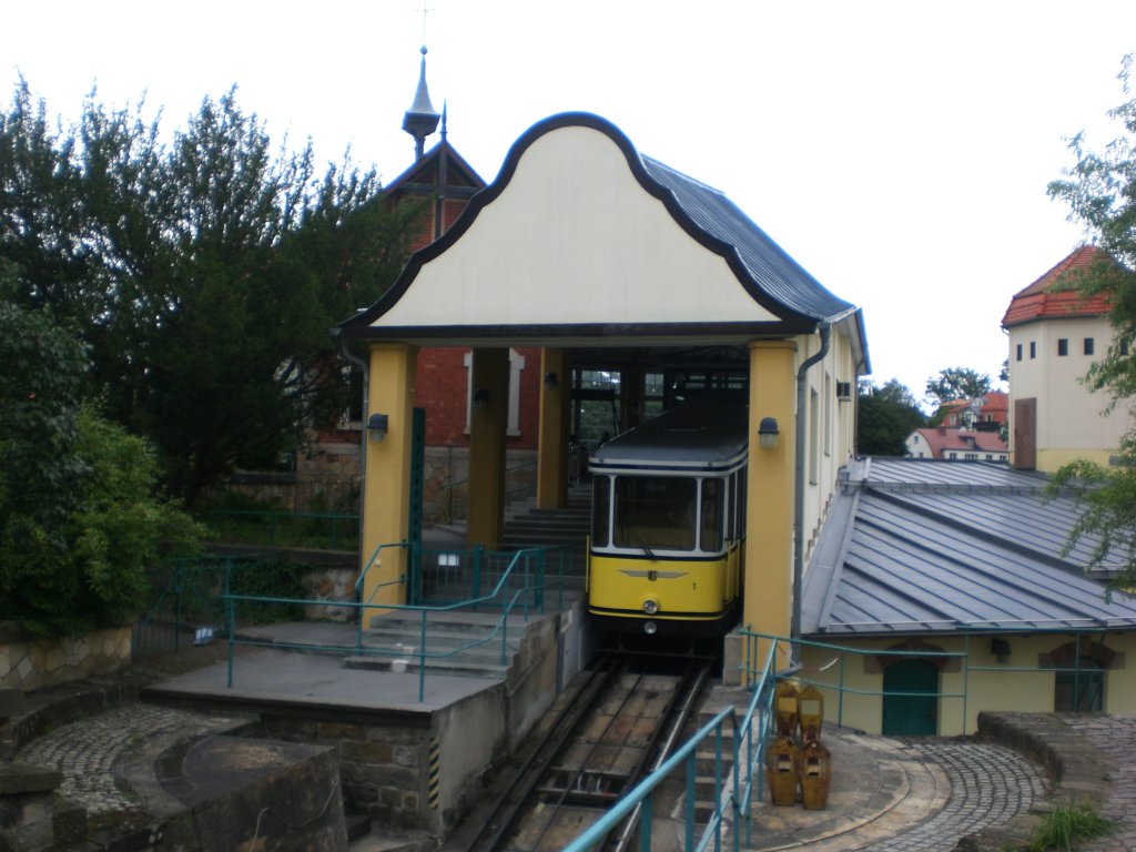 Die Dresdner Standseilbahn verbindet die Stationen Blasewitz Krnerplatz und Weier Hirsch Luisenhof. Hier ist die Bahn an der Station Weier Kirsch Luisenhof.(28.7.2011)