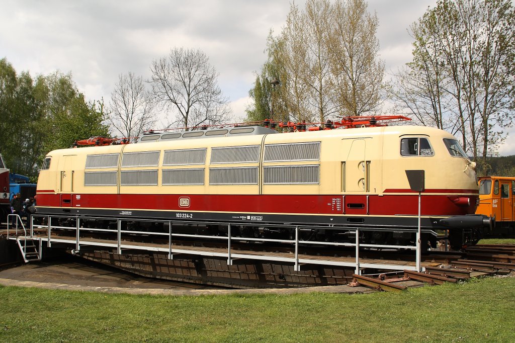 Die dritte Gastlok bei den Schwarzenberger Eisenbahntagen war 103 224-2. Hier steht sie am 16.05.2010 auf der Drehscheibe des Museums.
