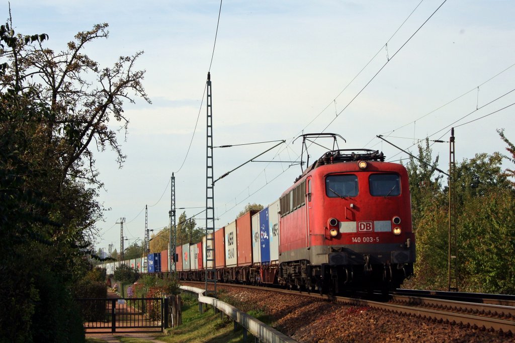 Die dritte ihrer Art, 140 003, ist am 18.10.'11 mit einem Containerzug Richtung Osten in DD.-Stetzsch unterwegs