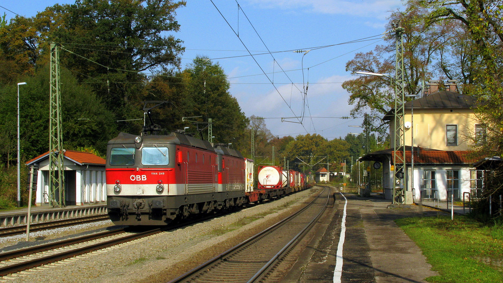 Die dritte (langsam stankten sie mich an) 1144er am 19.10. mit einem Containerzug in Richtung sterreich.